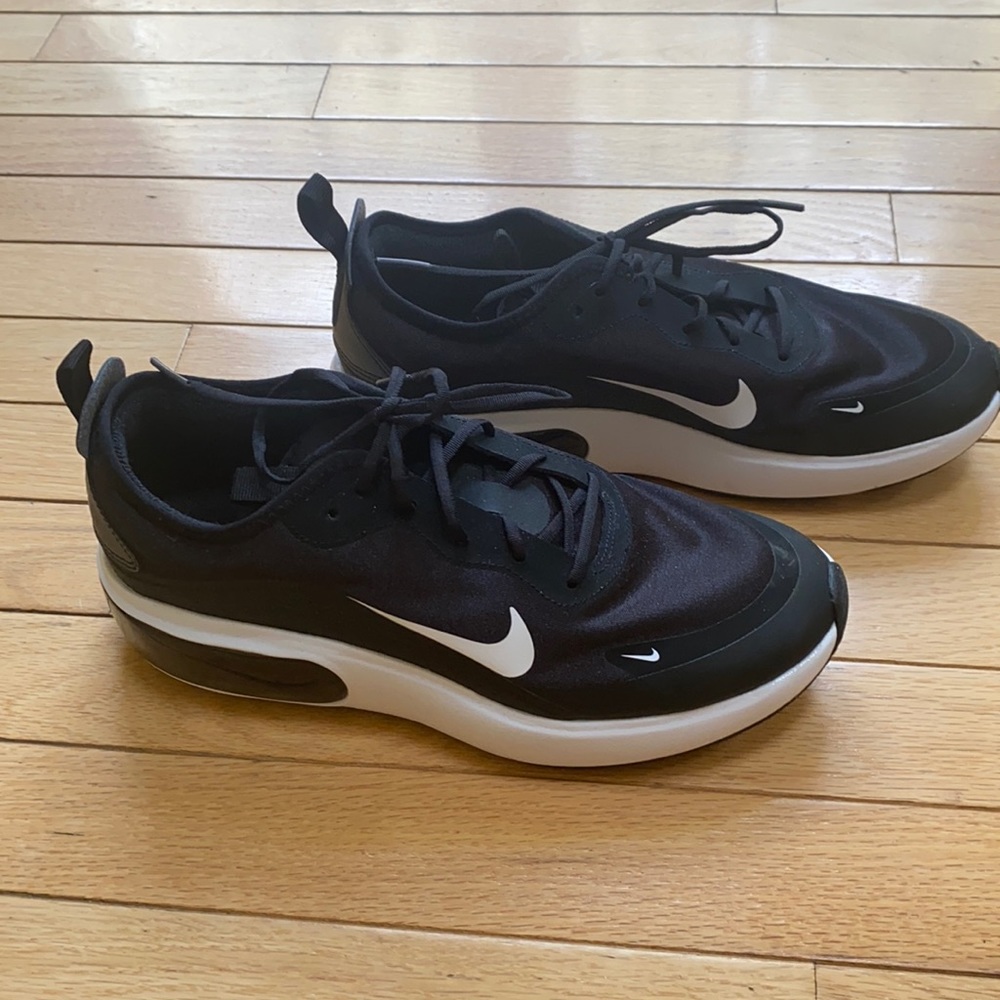 Nike Air Max dia black/wht size 8.5